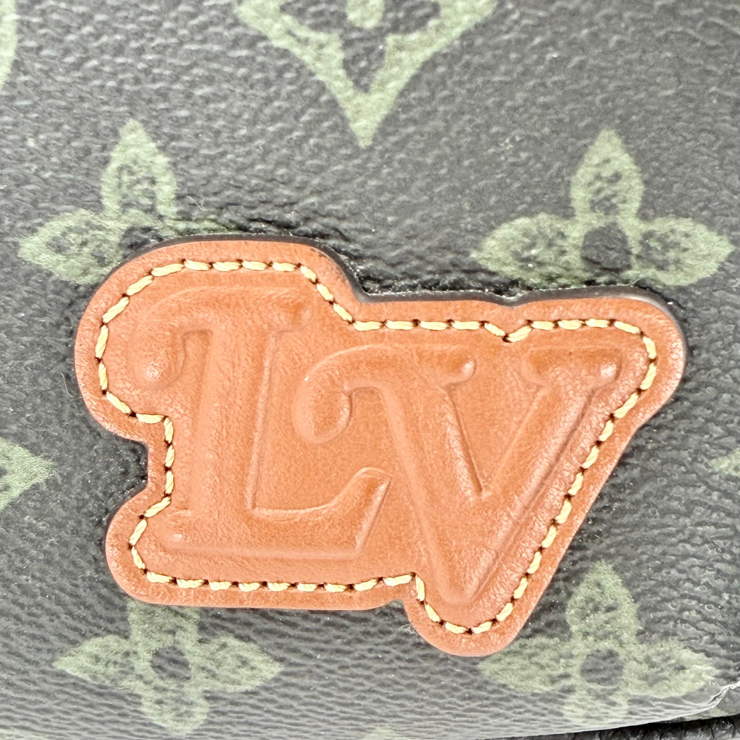 Louis Vuitton Avenue Sling  Body Bag