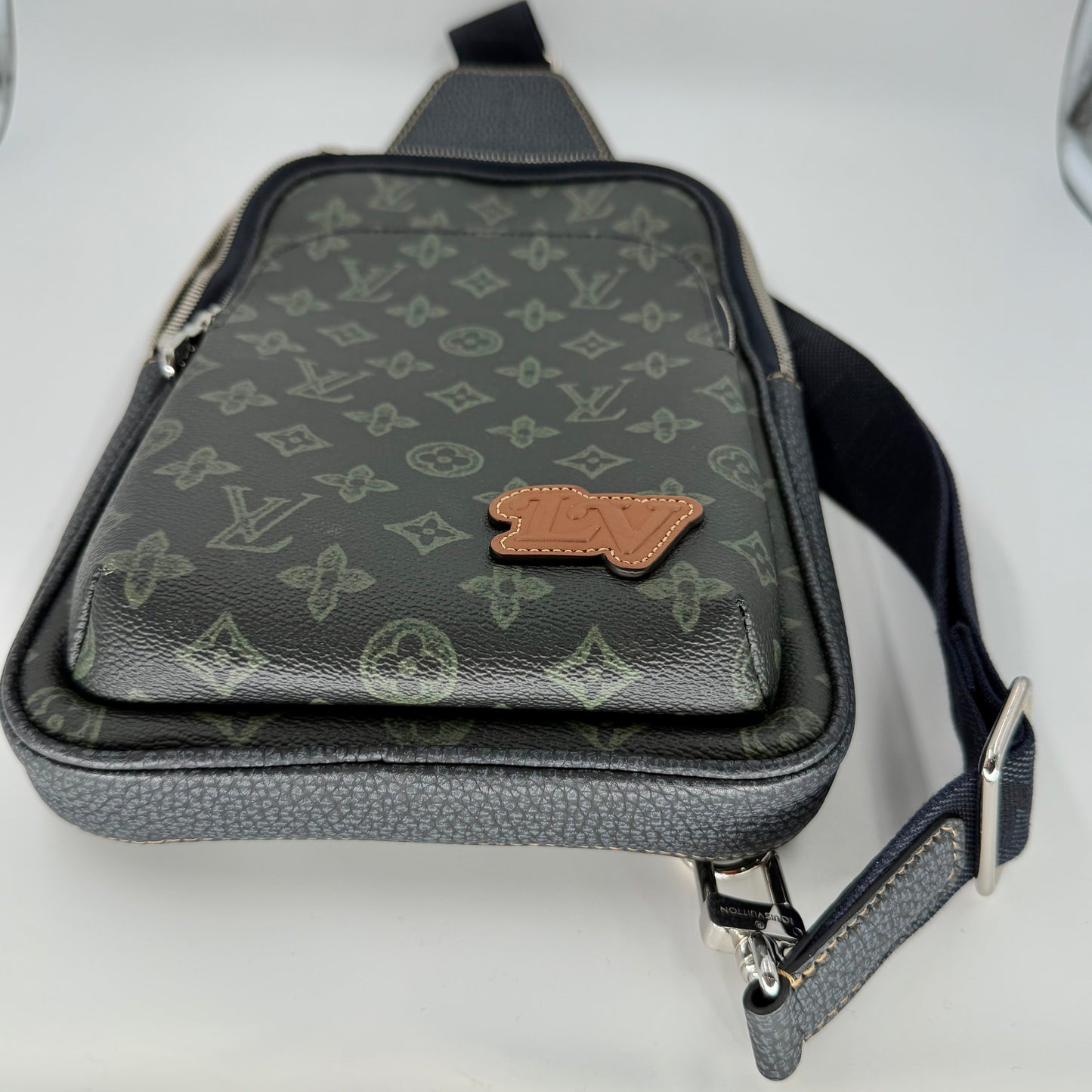 Louis Vuitton Avenue Sling  Body Bag